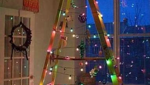 Елки из подручных средств.