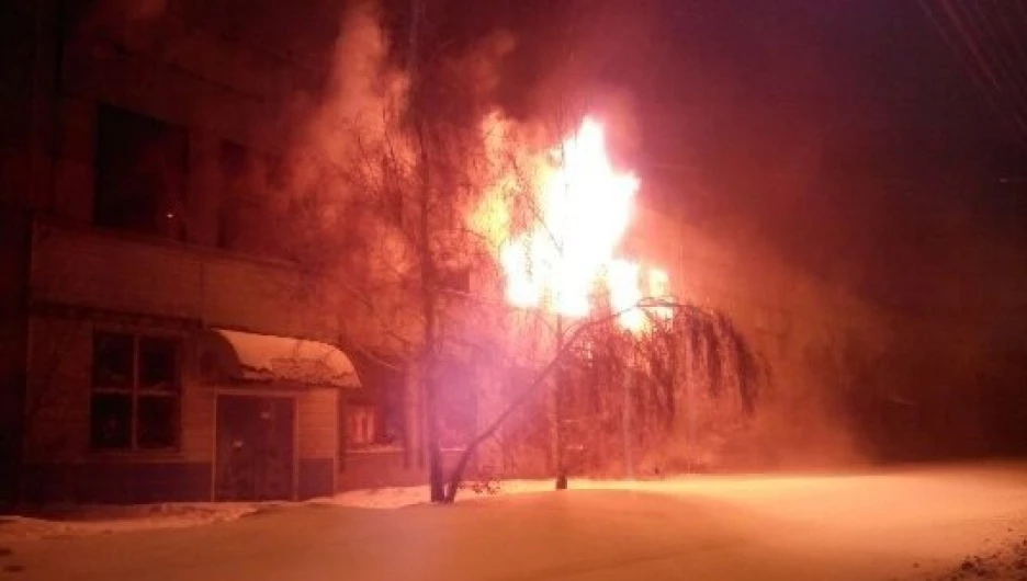 Барнаул горячая. Марево огонь. Завод горит ночью. Пожар на моторном заводе. Город Барнаул улица Космонавта горел завод.