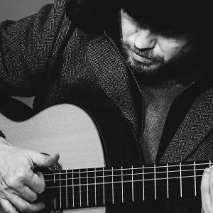 Мужчина, шапка, гитара.