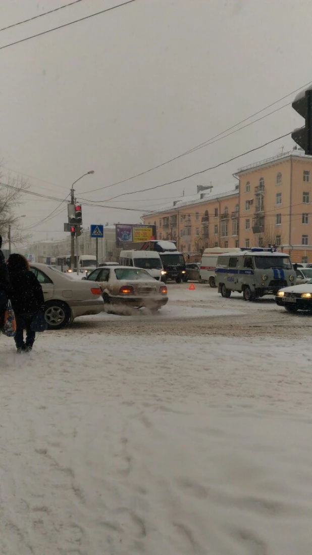 Авария на пересечении Калинина и Сизова.