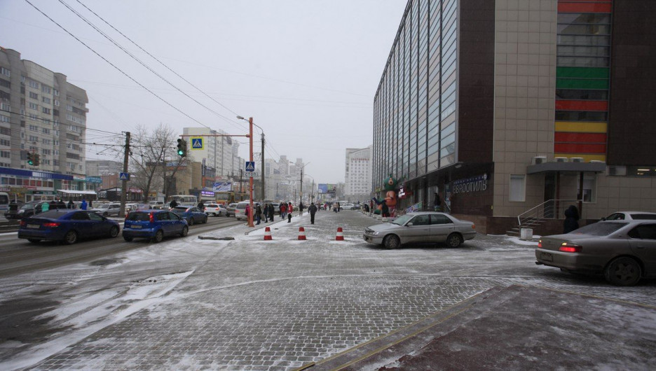 Парковка у ТЦ "Первомайский" с конусами. Начало ноября 2016 года