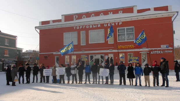 Активисты ЛДПР пикетируют против повышения цен на проезд.