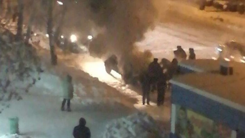 В Барнауле сгорела машина.