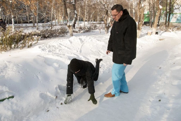 Барнаульский травматолог показал, как правильно падать