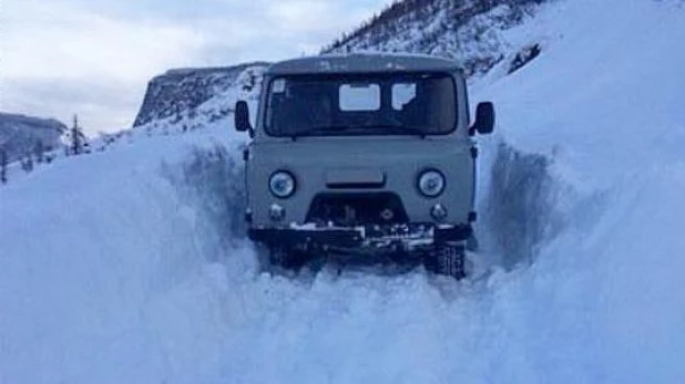 Сугробы, снежные завалы.