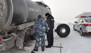 ГИБДД помогла водителю грузовика.