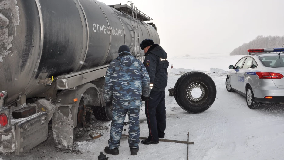 ГИБДД помогла водителю грузовика.