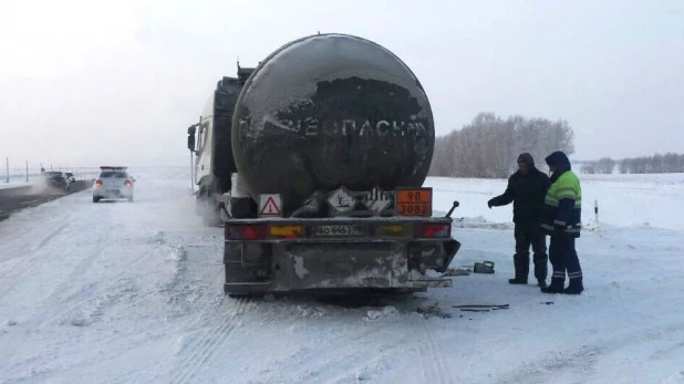 ГИБДД помогла водителю грузовика.