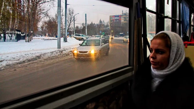 Женщина в общественном транспорте.