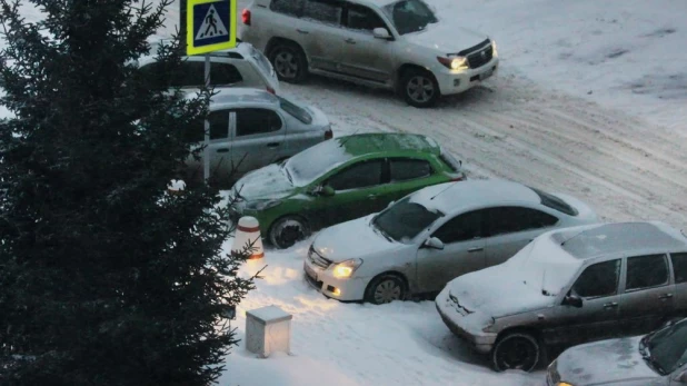 Автомобили на парковке. Пешеходный переход.