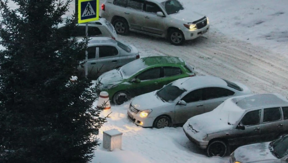 Автомобили на парковке. Пешеходный переход.