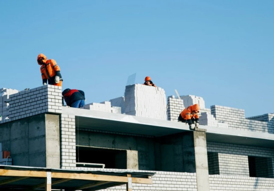 Строительство первого дома в микрорайоне "Димитровские горки".