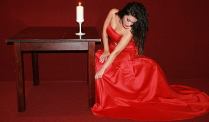 Женщина в красном платье.