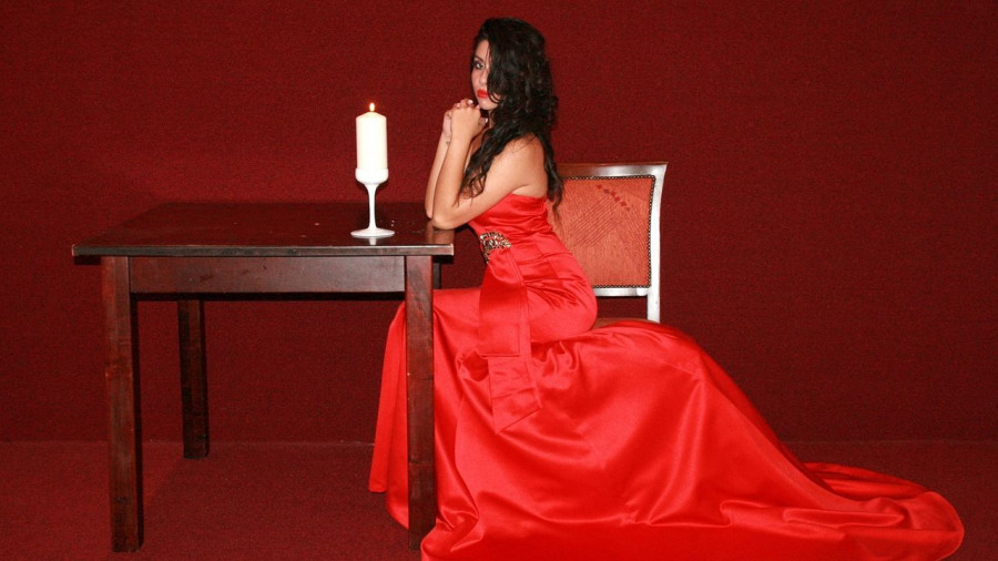 Женщина в красном платье.