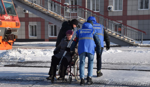 Казаки и дружинники в мороз помогали пассажирам на барнаульском вокзале