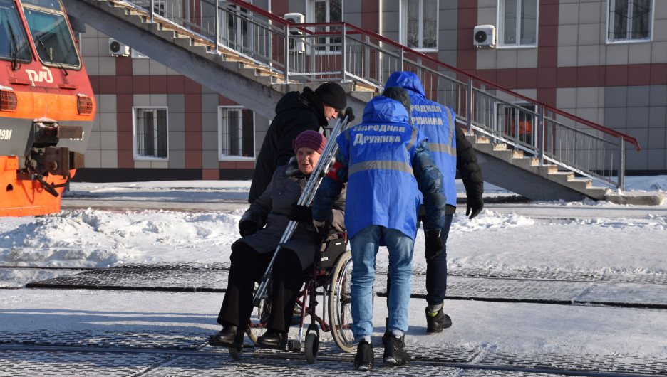 Казаки и дружинники в мороз помогали пассажирам на барнаульском вокзале