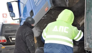 Сотрудники ГИБДД помогают водителям в мороз.
