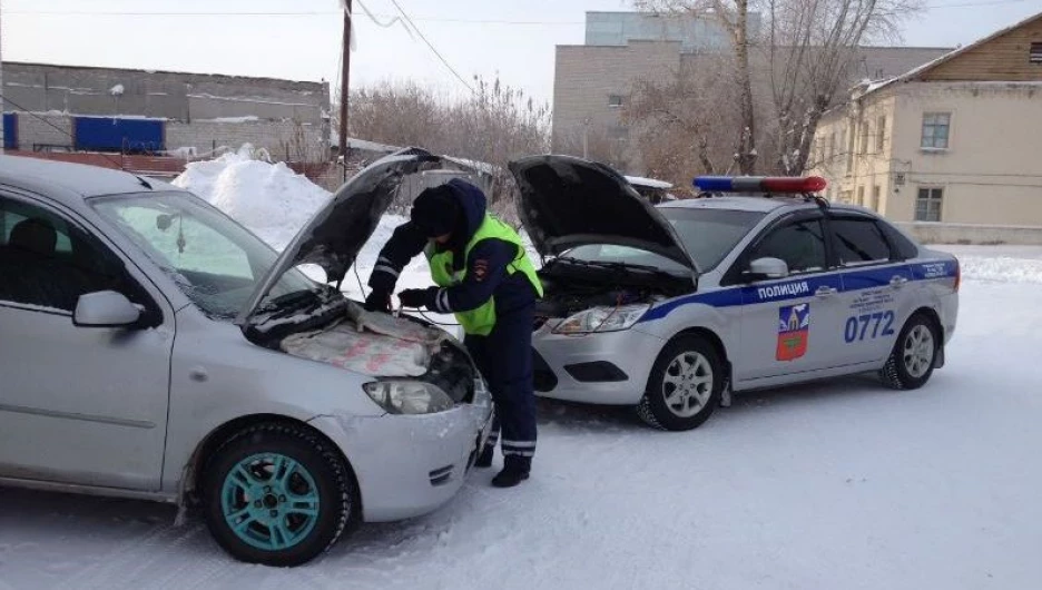Сотрудники ГИБДД помогают водителям в мороз.