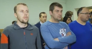 Денис Сучков (слева) во время оглашения приговора.