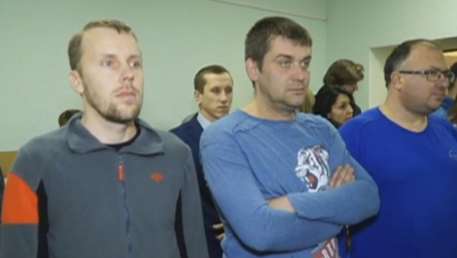 Денис Сучков (слева) во время оглашения приговора.