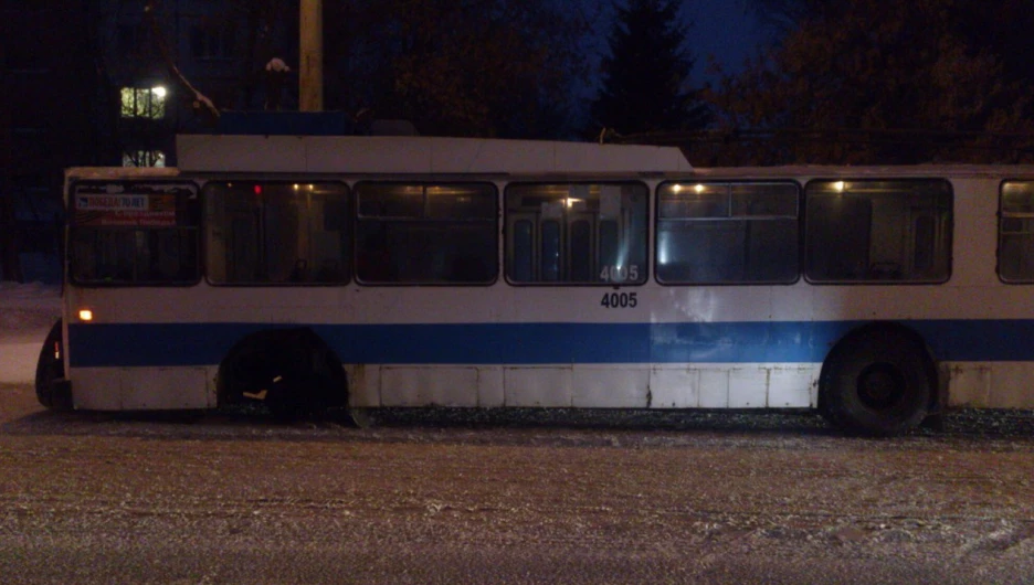 В Барнауле у троллейбуса отвалилось колесо.