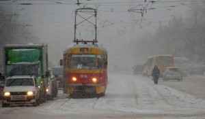 Снег и метель в Барнауле.