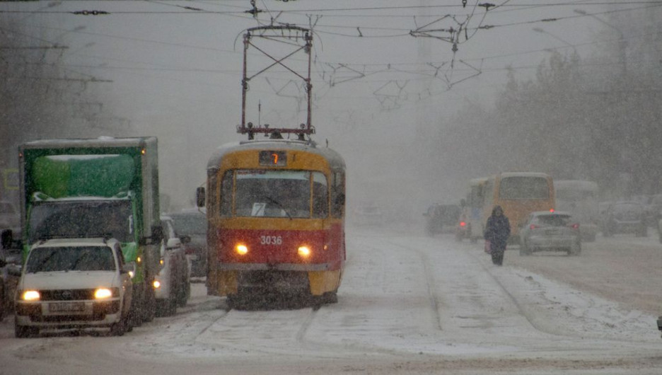 Снег и метель в Барнауле.