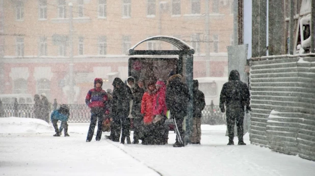 Снег и метель в Барнауле.