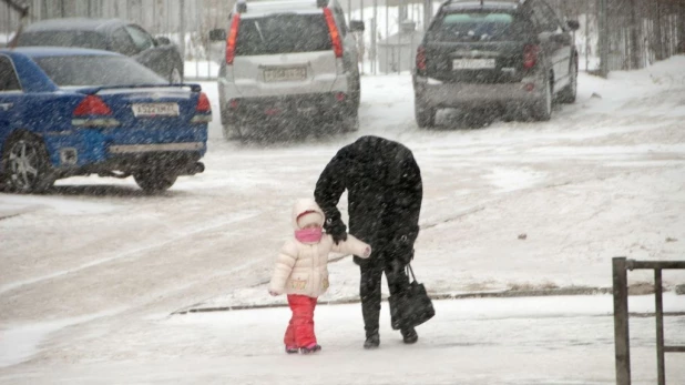 Снег и метель в Барнауле.