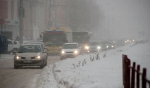 Снег и метель в Барнауле.