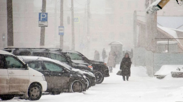 Снег и метель в Барнауле.