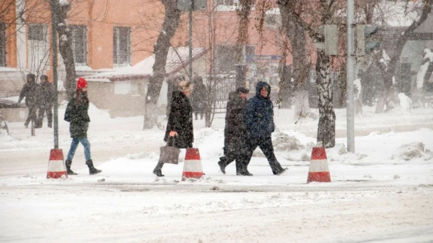 Снег и метель в Барнауле.