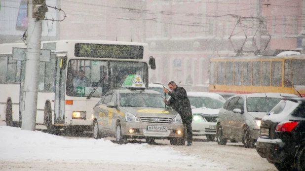 Снег и метель в Барнауле.