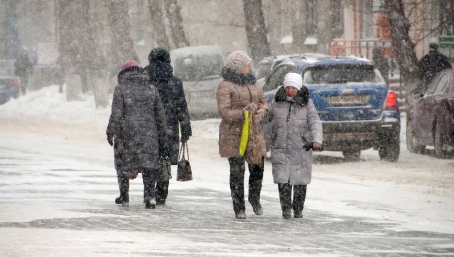 Снег и метель в Барнауле.