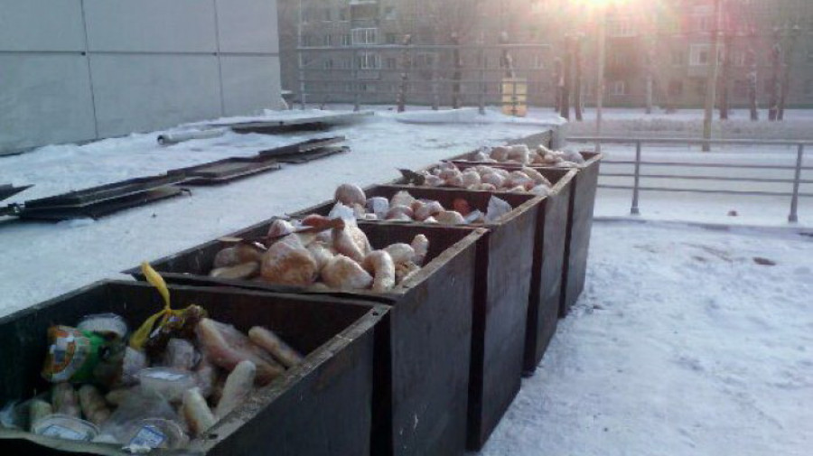 В Бийске в мусорные баки выбросили целую машину хлеба.