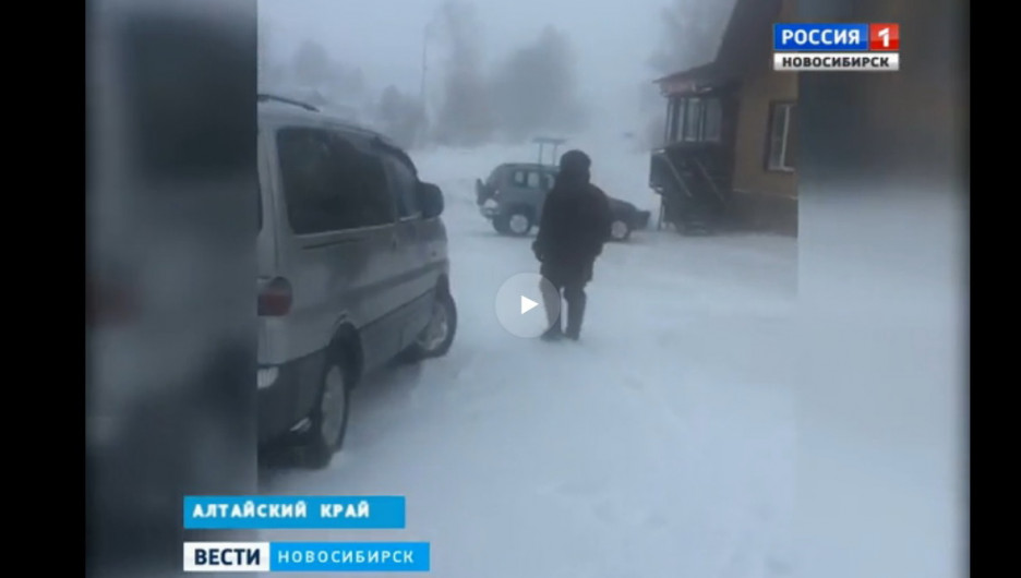 Пассажиры новосибирского автобуса из-за метели застряли на Алтае.