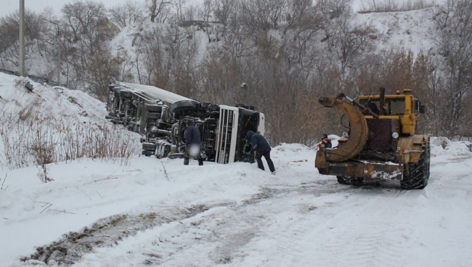 В Барнауле попытались вытащить свалившийся с дороги грузовик. 24 ноября 2016 года