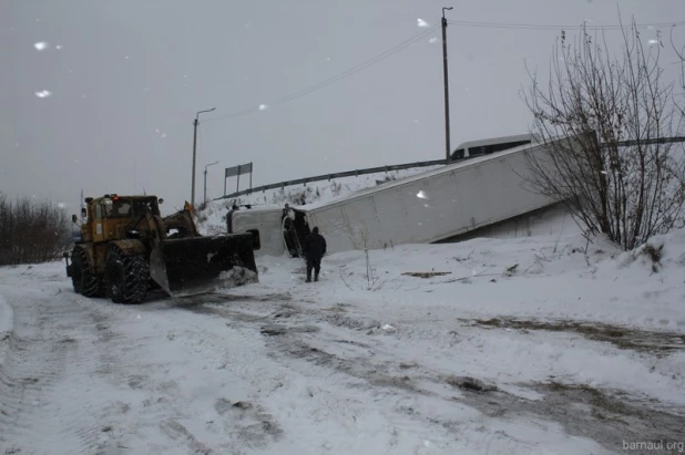 В Барнауле попытались вытащить свалившийся с дороги грузовик. 24 ноября 2016 года