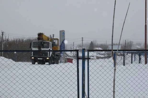 В Барнауле попытались вытащить свалившийся с дороги грузовик. 24 ноября 2016 года