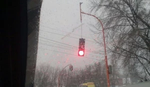 В Барнауле "повесился" светофор.