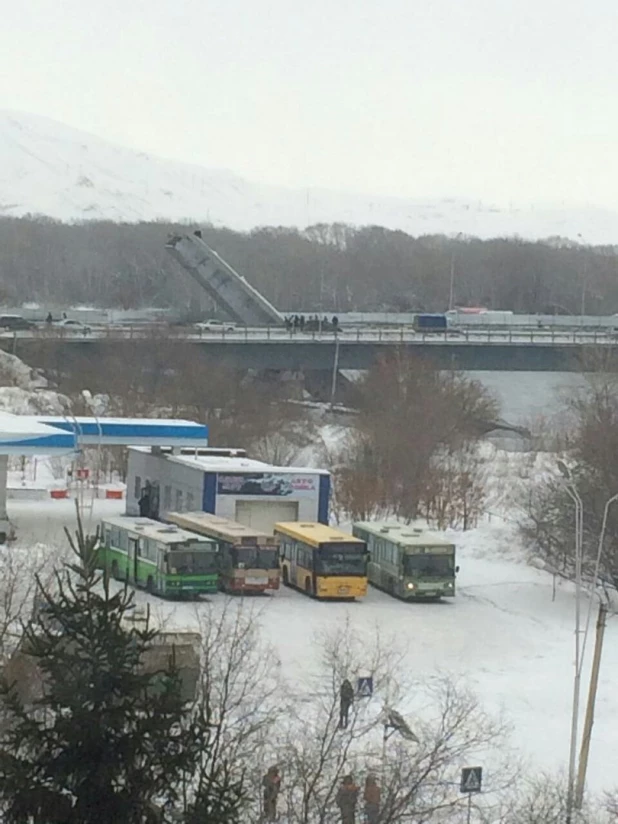 В Усть-Каменогорске рухнул коммунальных мост.