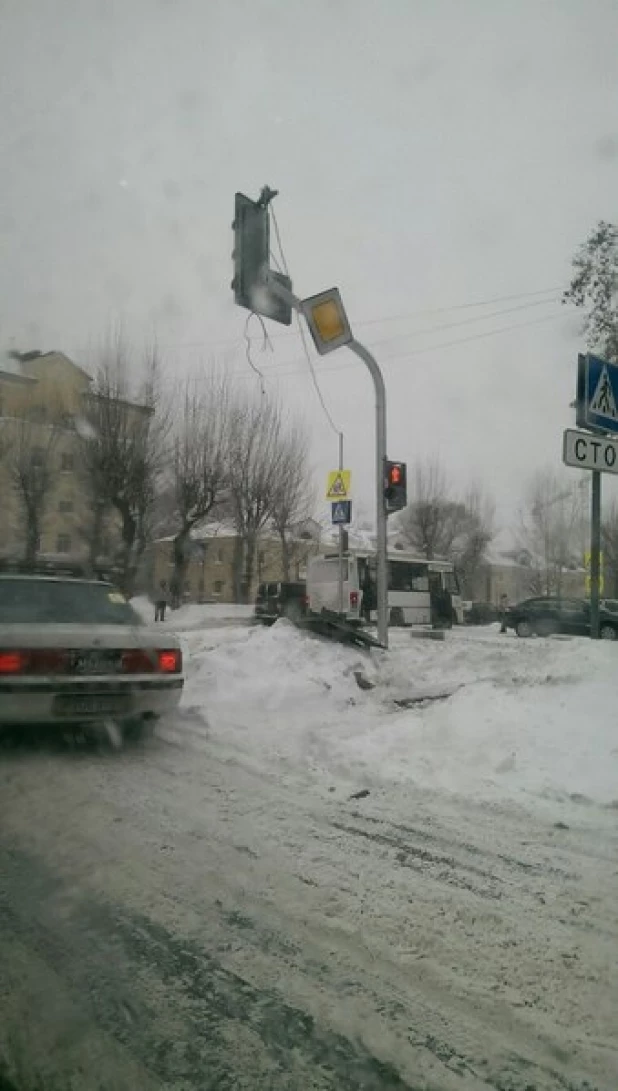 В Барнауле ветер сорвал светофор.