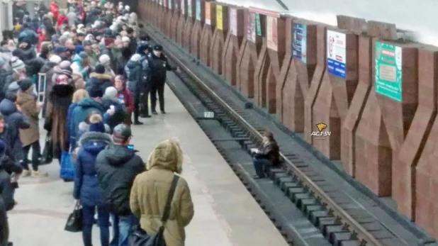 В Новосибирске мужчина сидел на рельсах метрополитена. 25 ноября 2016 года.