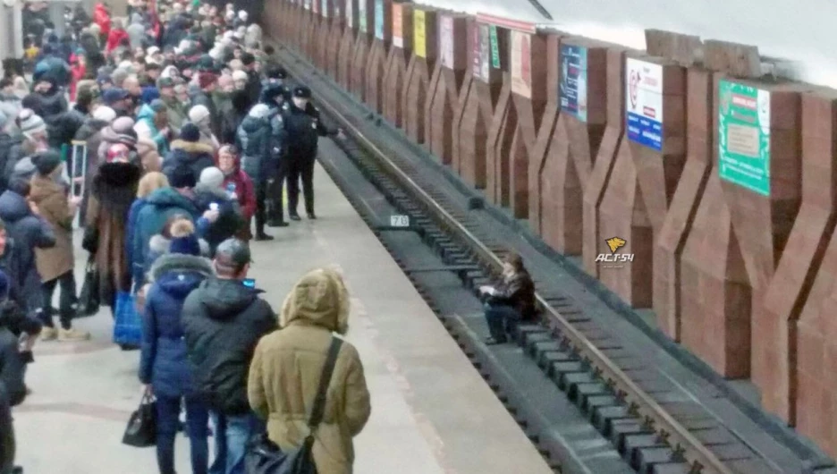 В Новосибирске мужчина сидел на рельсах метрополитена. 25 ноября 2016 года.
