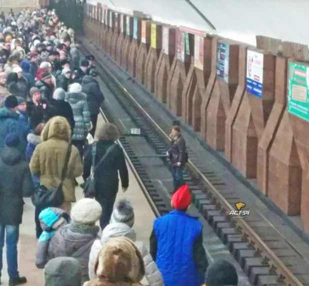 В Новосибирске мужчина сидел на рельсах метрополитена. 25 ноября 2016 года.