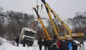 Опрокинутую фуру подняли.