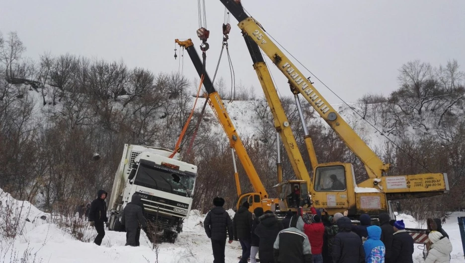 Опрокинутую фуру подняли.