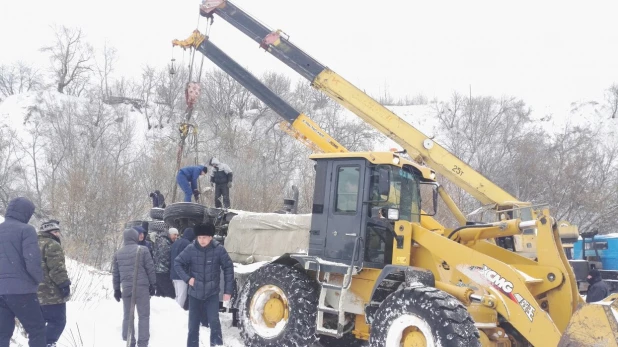 Опрокинутую фуру подняли.