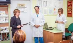 Генеральный директор клиники А. В. Газаматов получает благодарность от комитета по социальной поддержке населения г. Барнаула.