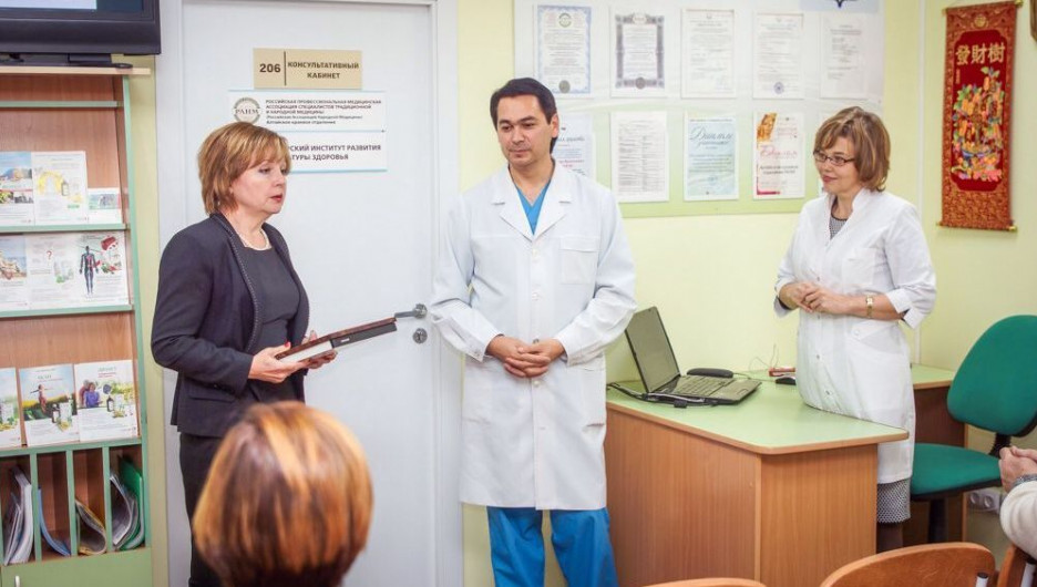 Генеральный директор клиники А. В. Газаматов получает благодарность от комитета по социальной поддержке населения г. Барнаула.